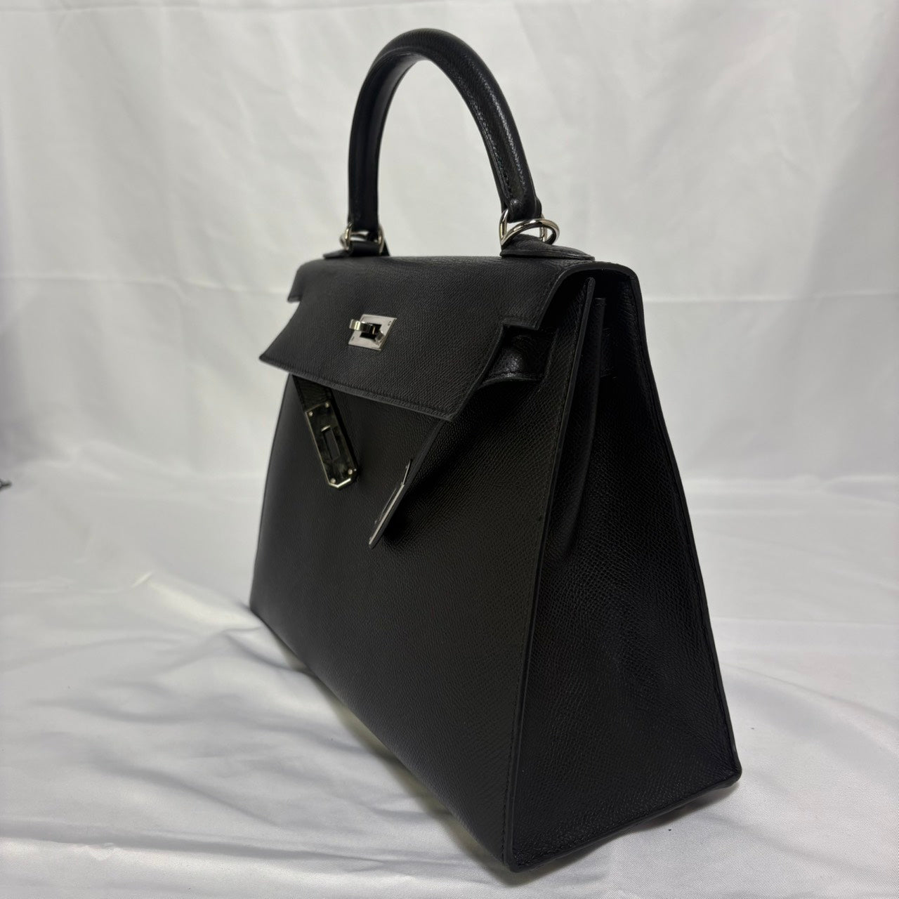 HERMES(エルメス） ケリー28 シルバー金具  🔲I （2005年）ハンドバック ブラック トゴ スト付き 鍵 カデナ クロシェット付き