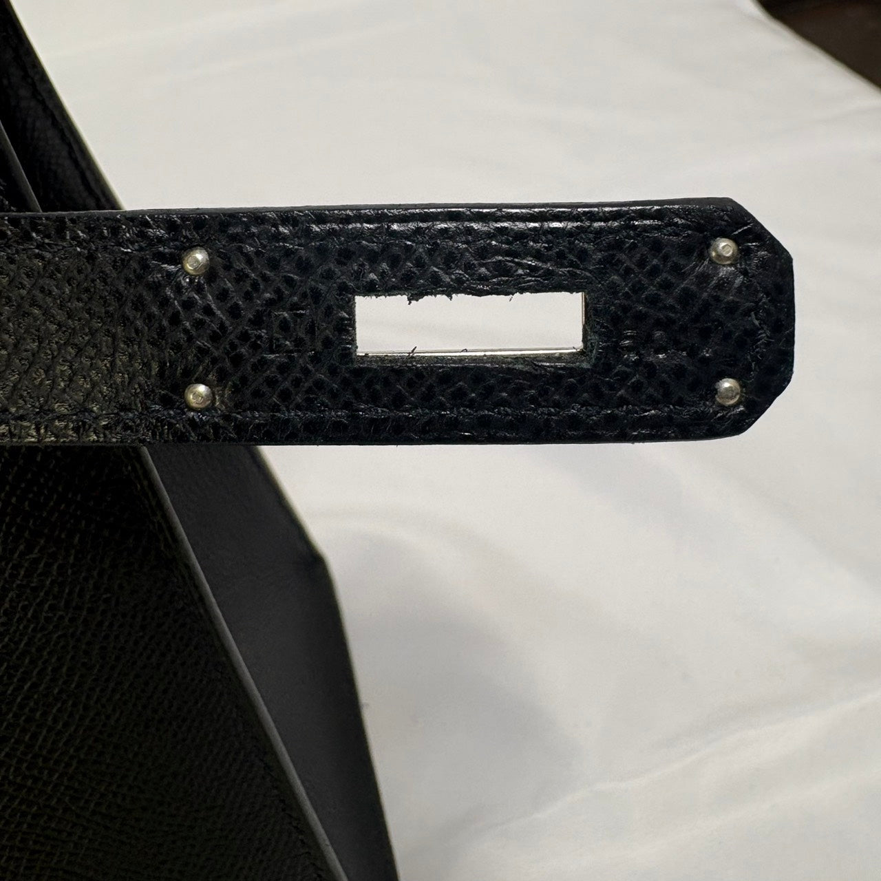 HERMES(エルメス） ケリー28 シルバー金具  🔲I （2005年）ハンドバック ブラック トゴ スト付き 鍵 カデナ クロシェット付き